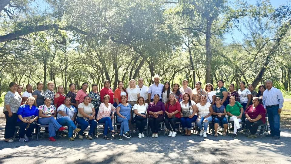 Sostiene Laura reunión con equipo Mejora de Múzquiz
