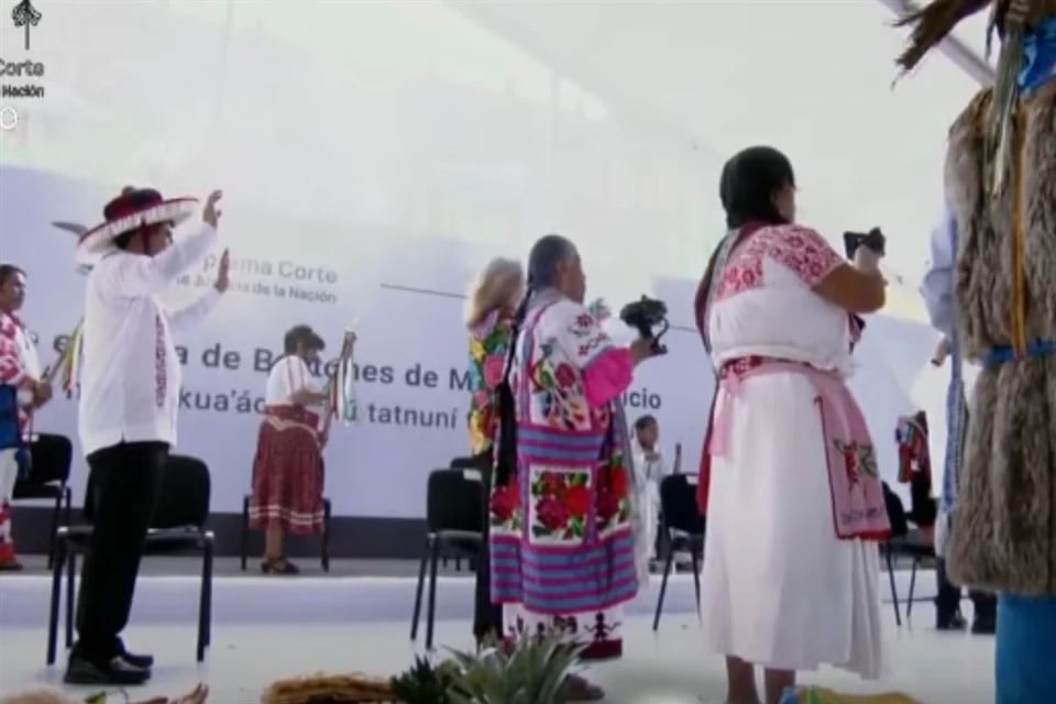 Reciben ministros bastones de mando