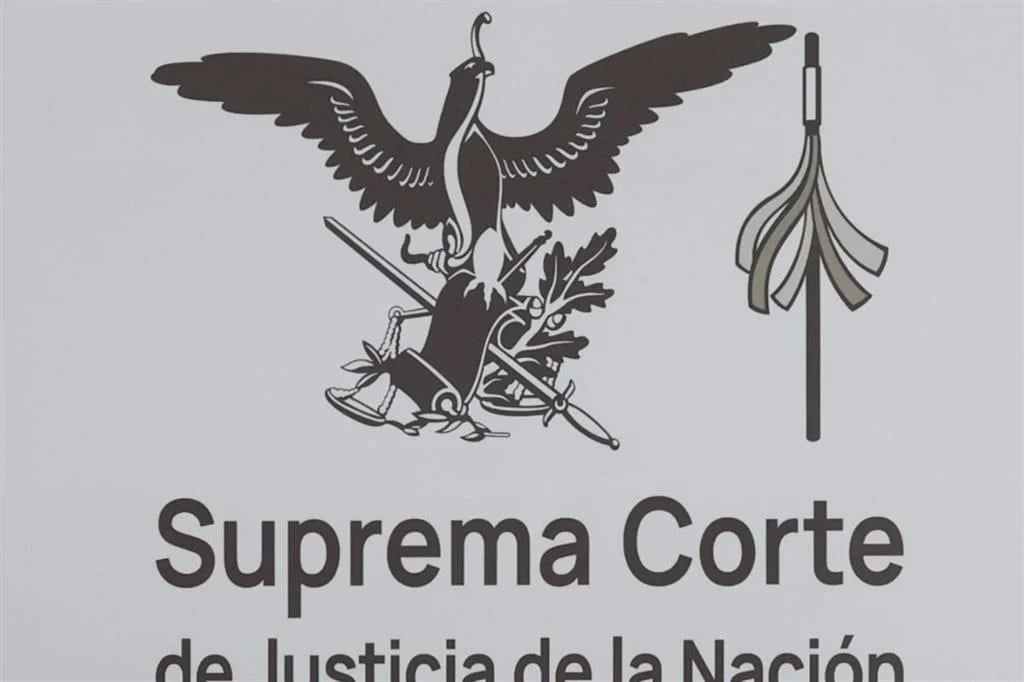 Presume Corte bastón de mando en su emblema