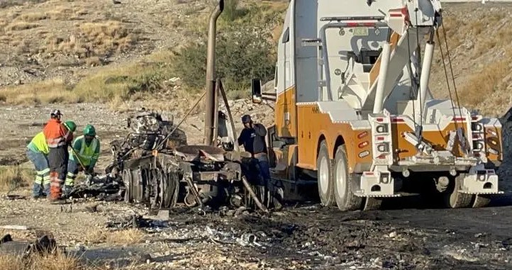 Arde tráiler tras caer a barranco