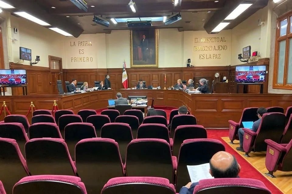 Se estrenan Ministros con retrasos y errores