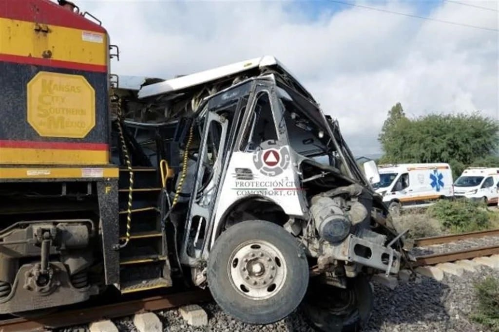 Mata tren a 5 tras embestir autobús