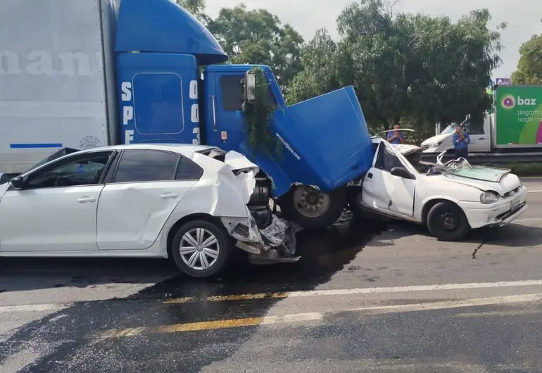 Tráiler se queda sin frenos e impacta a varios vehículos, incluida una motocicleta
