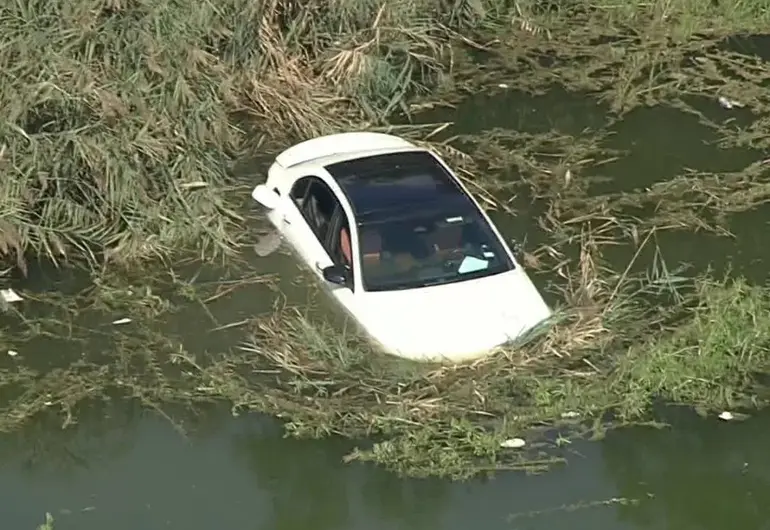 Niñera confude los pedales mientras manejaba… y su coche cayó en un lago