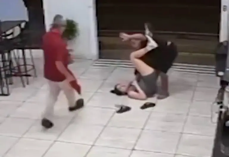 Joven frustra un robo en un local… haciendo una llave de MMA; VIDEO se vuelve viral