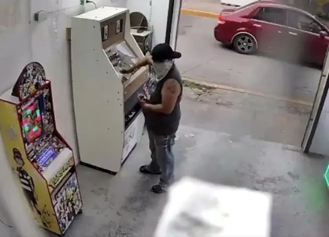 A piedrazos, destroza máquina tragamonedas, roba el dinero y huye tranquilamente