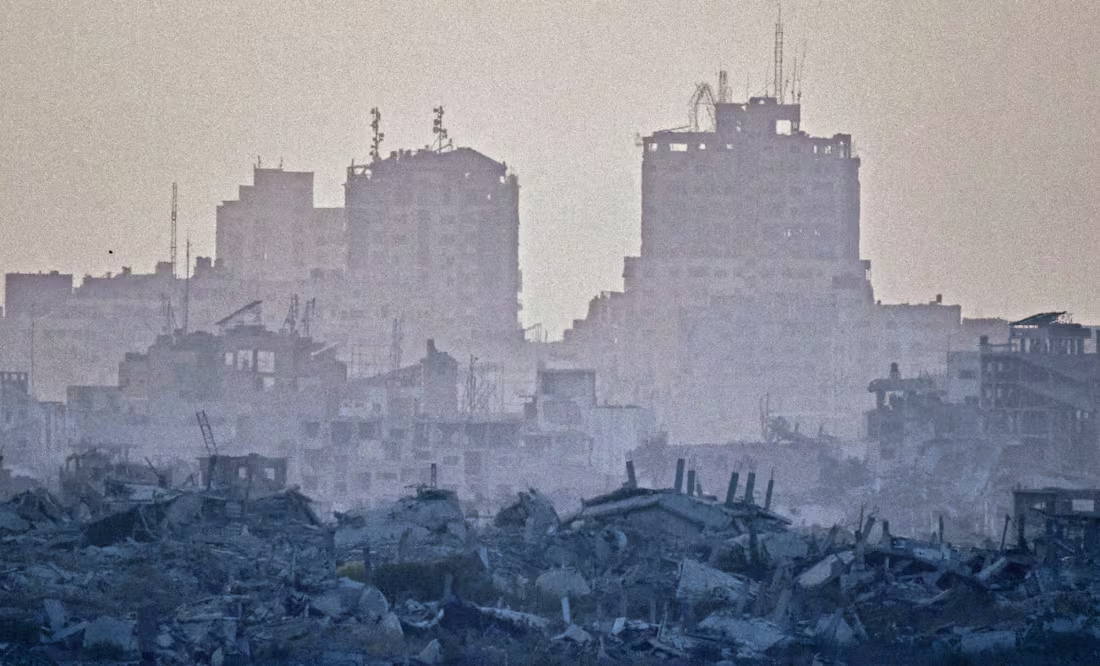 Israel pide a residentes de la ciudad de Gaza afectados por la hambruna que abandonen el lugar; ejército ataca edificios