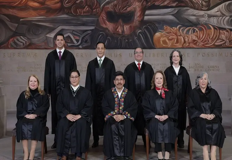 Usando toga, revelan primera foto oficial de nuevos ministros de la SCJN