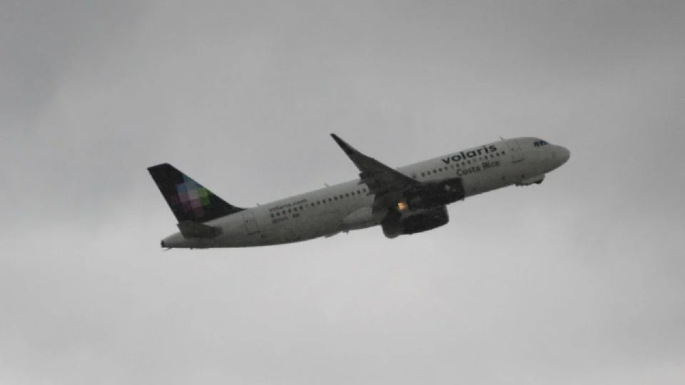 Desvían vuelo de Volaris en ruta de Tijuana a La Paz por falla de presurización; aterriza en el aeropuerto de Hermosillo
