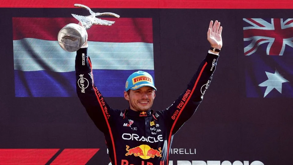 Verstappen se burla de McLaren luego de la orden del equipo para que Piastri dejara pasar a Norris por una lenta parada en pits