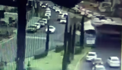 VIDEO: Momento exacto en que un tren impacta autobús en Atlacomulco; accidente deja 8 fallecidos y 45 heridos