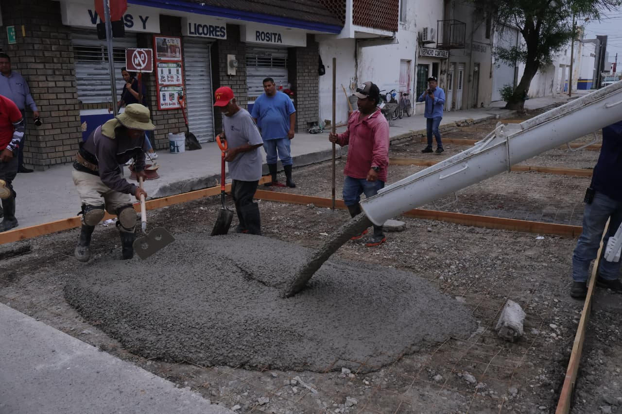 Supervisa alcalde Óscar Ríos obra de pavimentación en la colonia Comercial