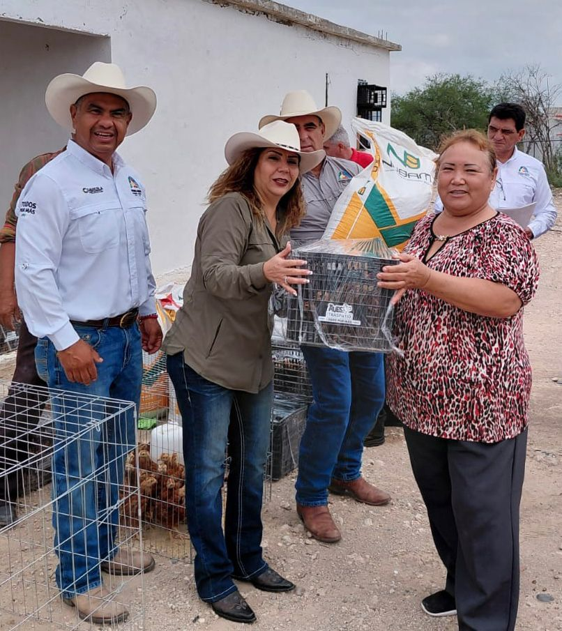 Ramos Arizpe entrega más de 4 mil aves a ejidos del municipio