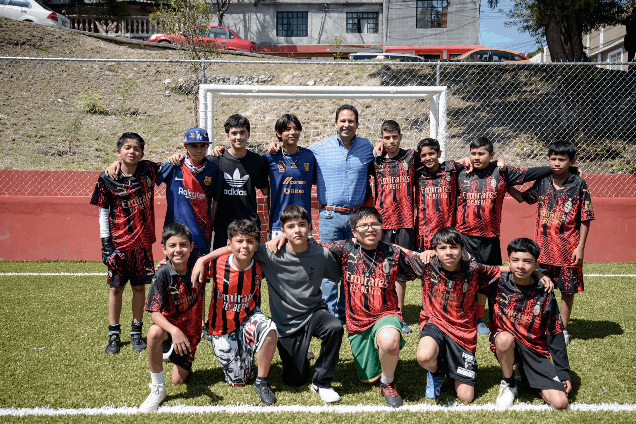 Conviven jugadores de Saltillo Soccer con niñas y niños de la Benito Juárez