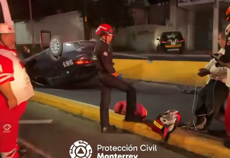 Chofer se queda dormido y se impacta contra barandal de protección