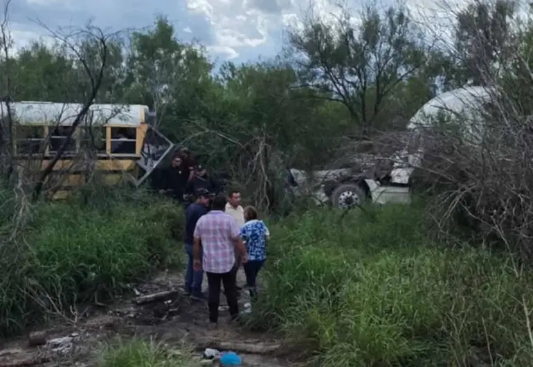 Transporte escolar se impacta contra tráiler en Reynosa; reportan varios estudiantes lesionados
