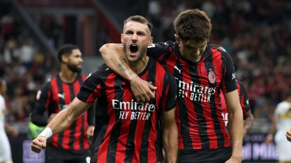El mexicano Santiago Giménez anota su primer gol de la temporada y encamina el triunfo del Milan en la Coppa Italia