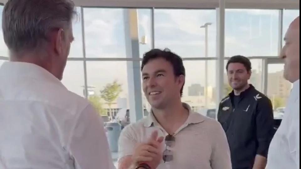 Checo Pérez visita por primera vez la fábrica de Cadillac en Carolina del Norte y comienza la aventura de su regreso a la Fórmula 1