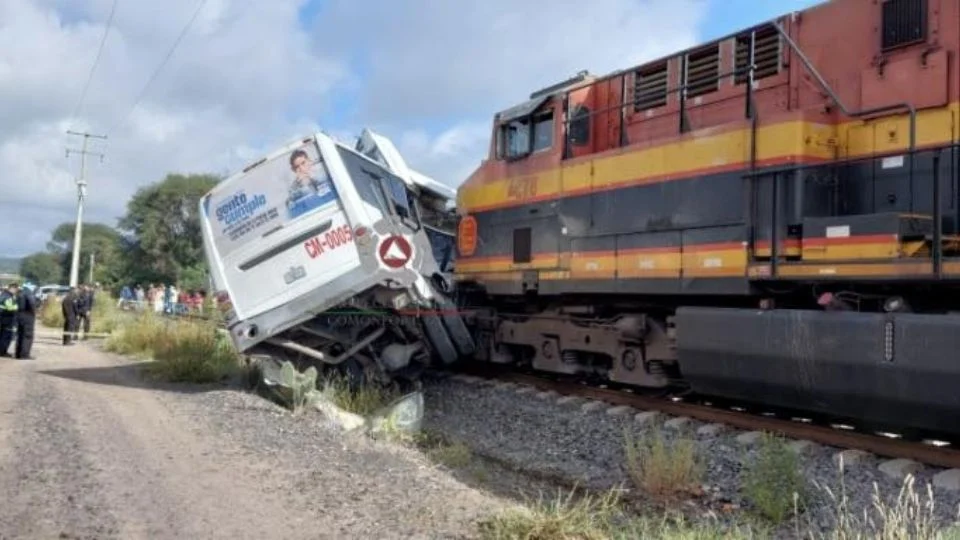 Fallecen cinco personas en Guanajuato por choque entre tren y camión de pasajeros