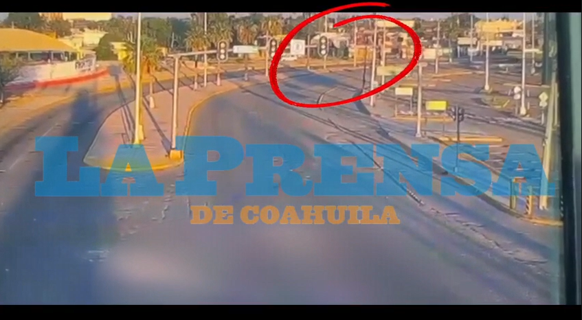 VIDEO| Exhibe video auto que embistió y m4tó a bombero