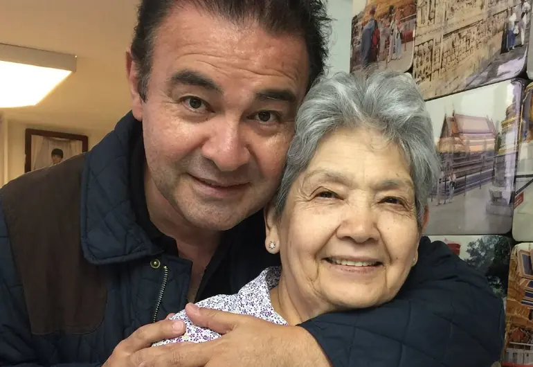 Mario Castañeda, voz de Gokú, anuncia el fallecimiento de su mamá; «se ha adelantado en el camino»