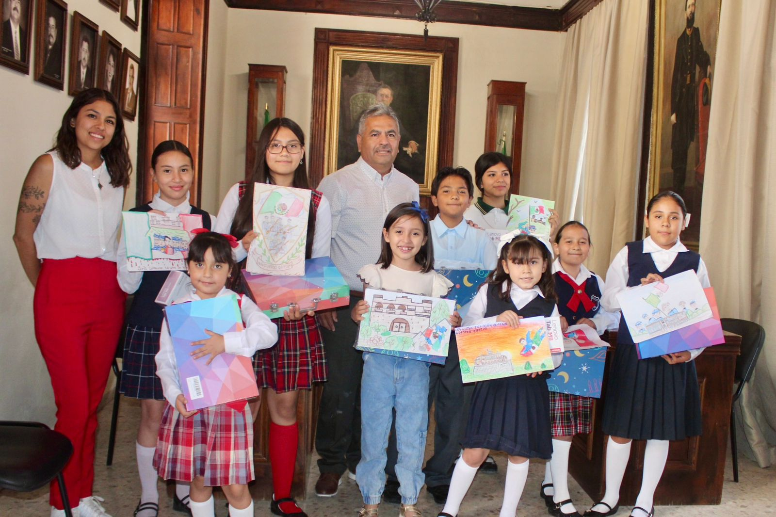 PREMIAN A GANADORES DEL CONCURSO DE DIBUJO “HOMENAJE A LOS NIÑOS HÉROES”