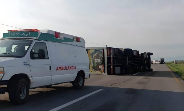Vuelca tráiler y colapsa la 57