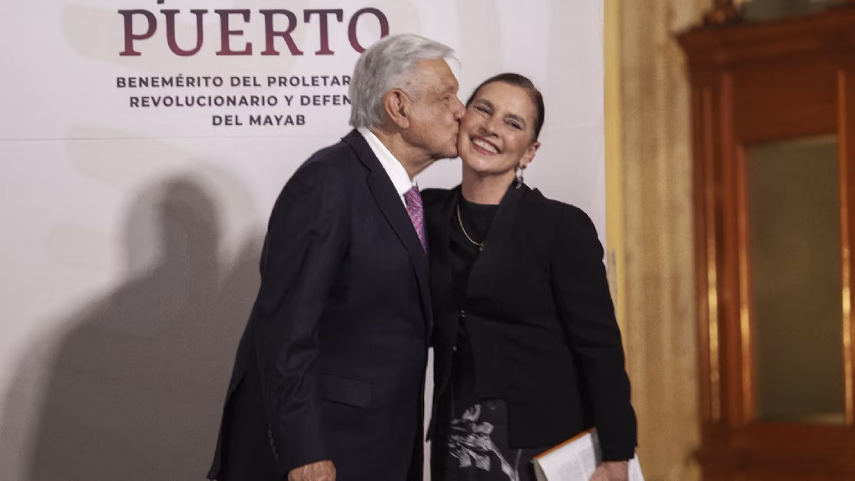 Reaparece Gutiérrez Müller en la FIL; AMLO envía libro