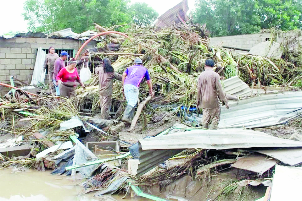 Sube a 78 número de muertes por lluvias