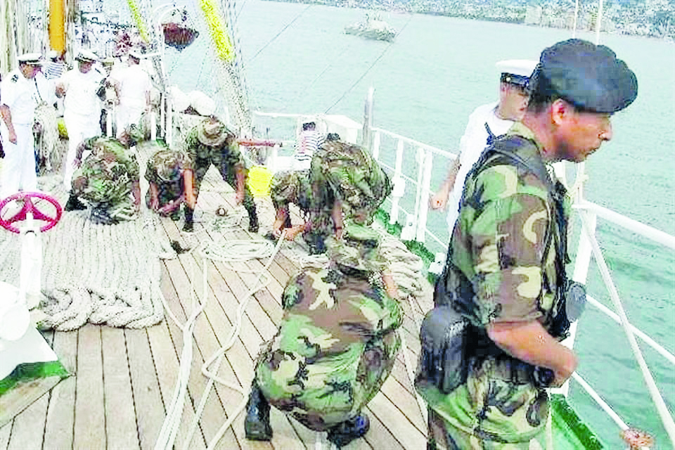 Rescatan a 28 menores en embarcación en Sinaloa