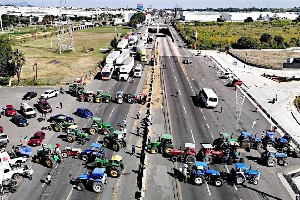 Amagan agricultores con tomar aduanas