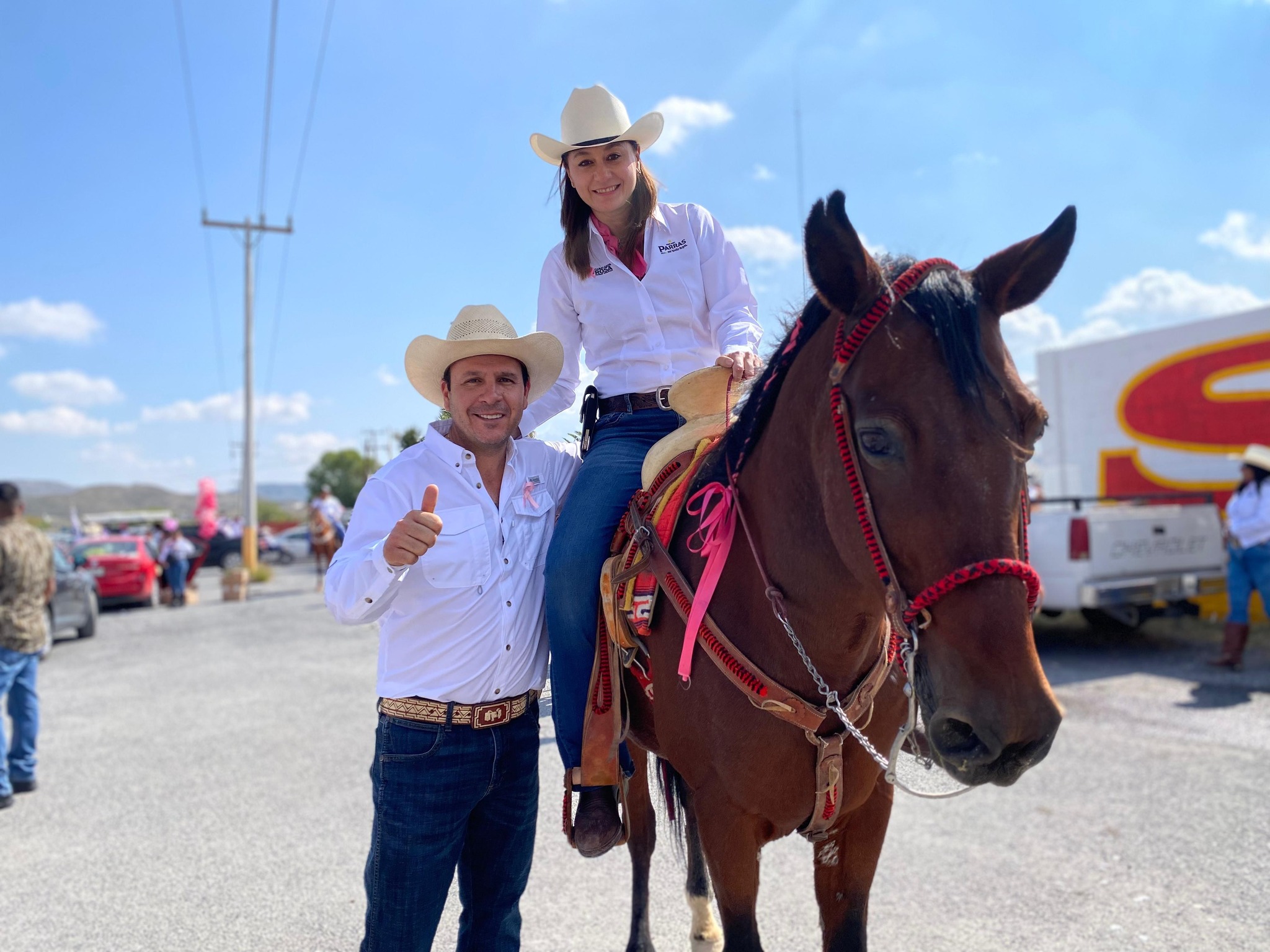 Protagonizan parrenses exitosa Cabalgata Rosa