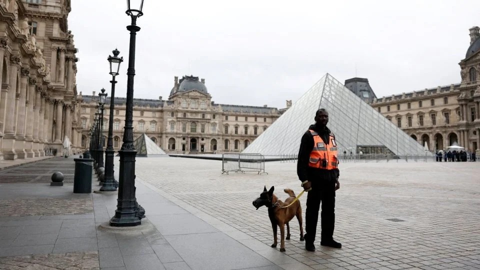 «La seguridad del Louvre no falló», se defiende la ministra francesa de Cultura