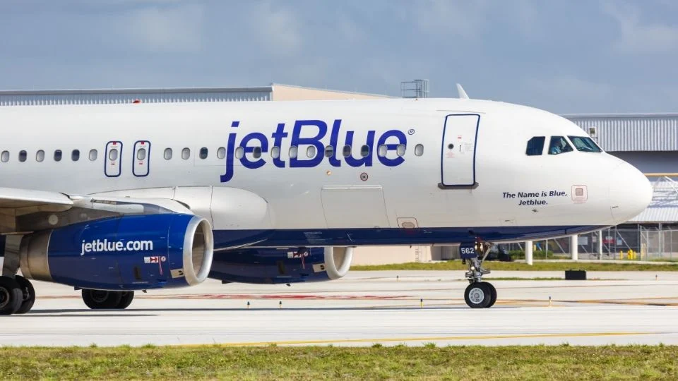 Reportan al menos 15 lesionados en un vuelo que aterrizó de emergencia en Florida tras salir de Cancún