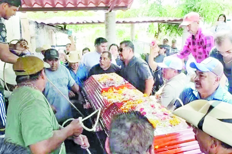 Sepultan a sacerdote en Tierra Caliente