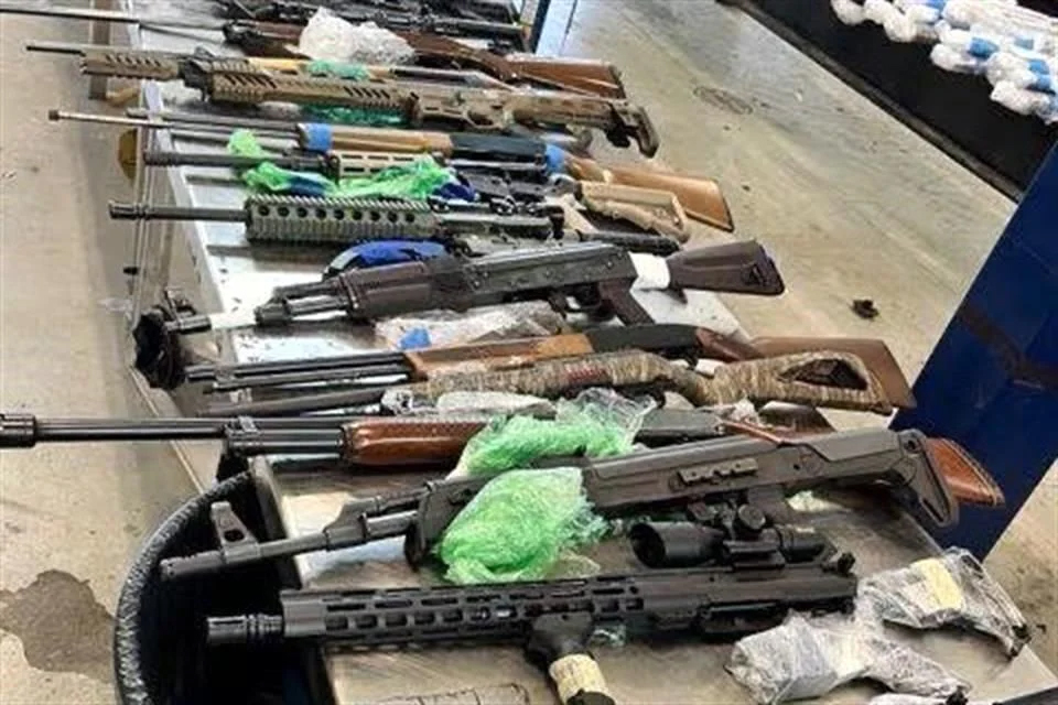 Aseguran 400 armas en Laredo, Texas, que cruzarían a México