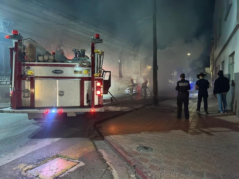 Deja incendio un auto calcinado y otro dañado