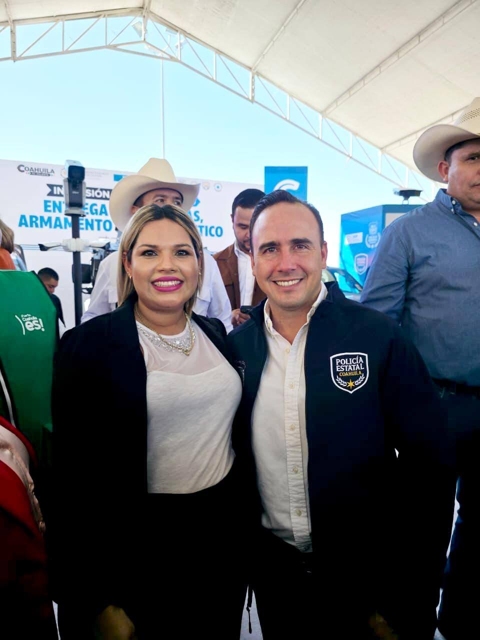 Recibe Yesica dos patrullas entregadas para Castaños