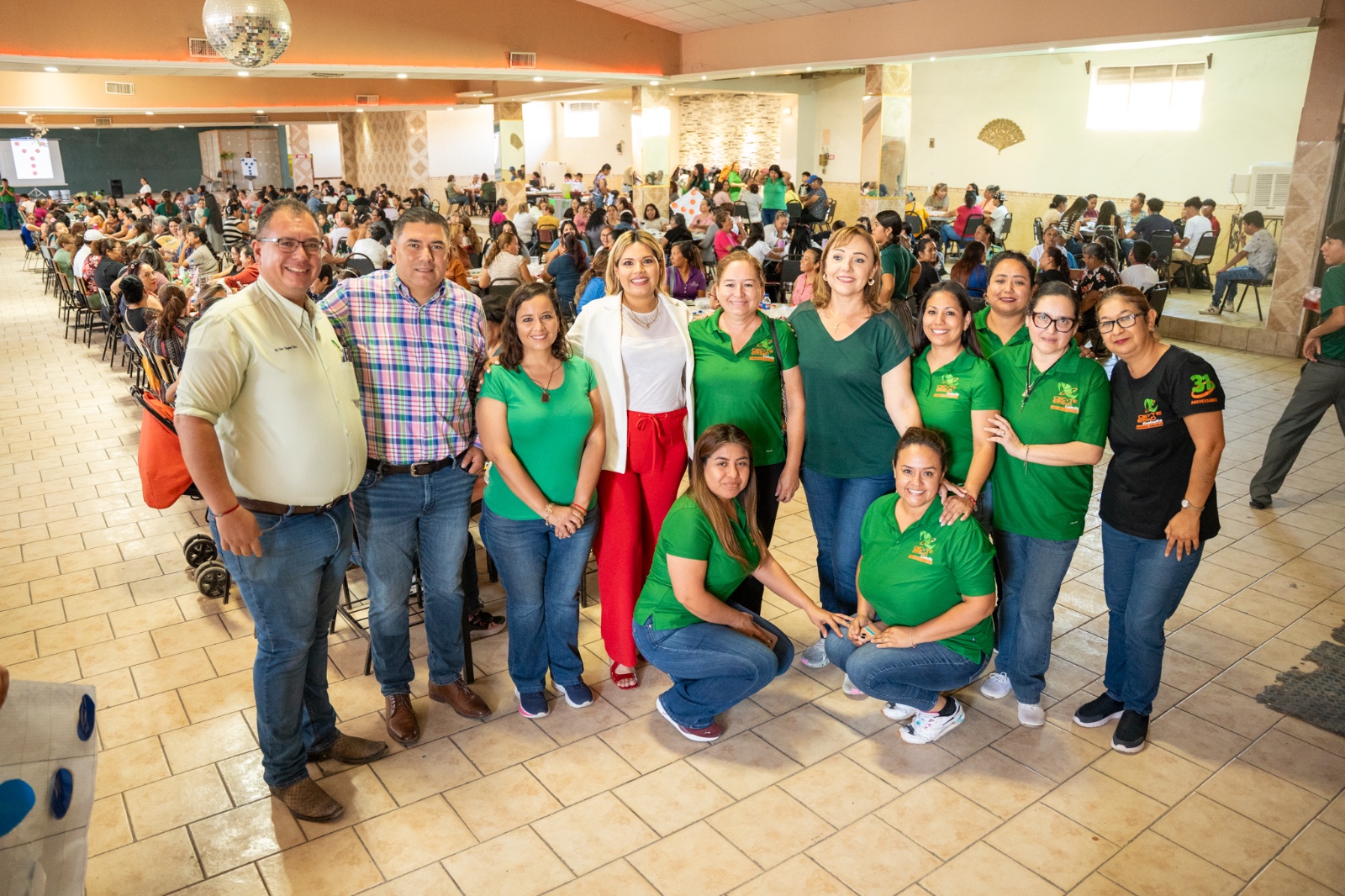 Entrega Yesica apoyo al CecyTec Castaños