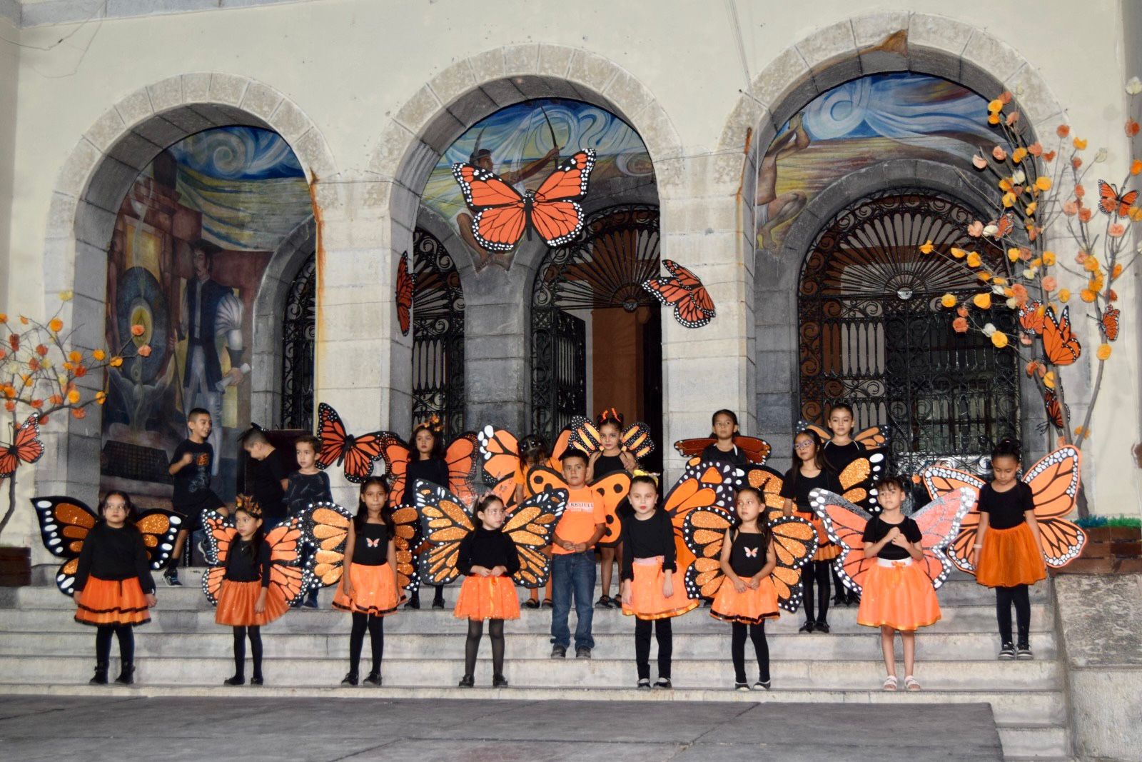 CON FESTIVAL DAN LA BIENVENIDA A LA MARIPOSA MONARCA EN 4-C