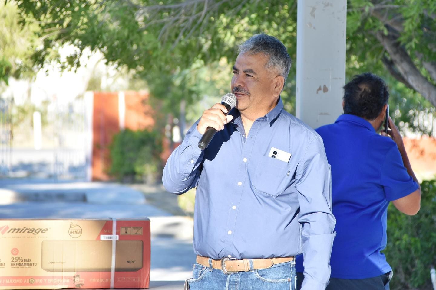Cumple Víctor Leija a alumnos de secundaria