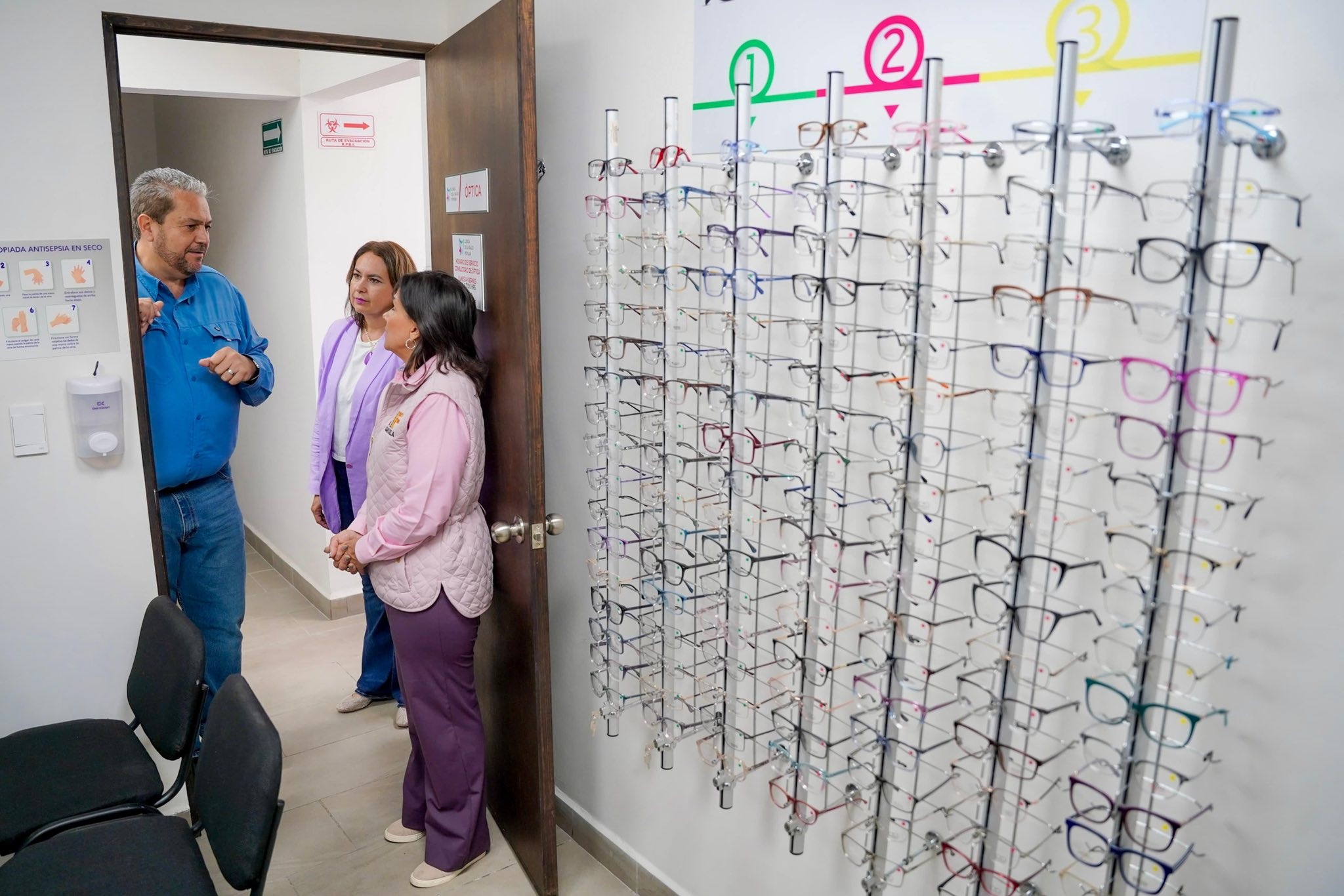 Presidenta del DIF Coahuila visita clínica de colonia Analco