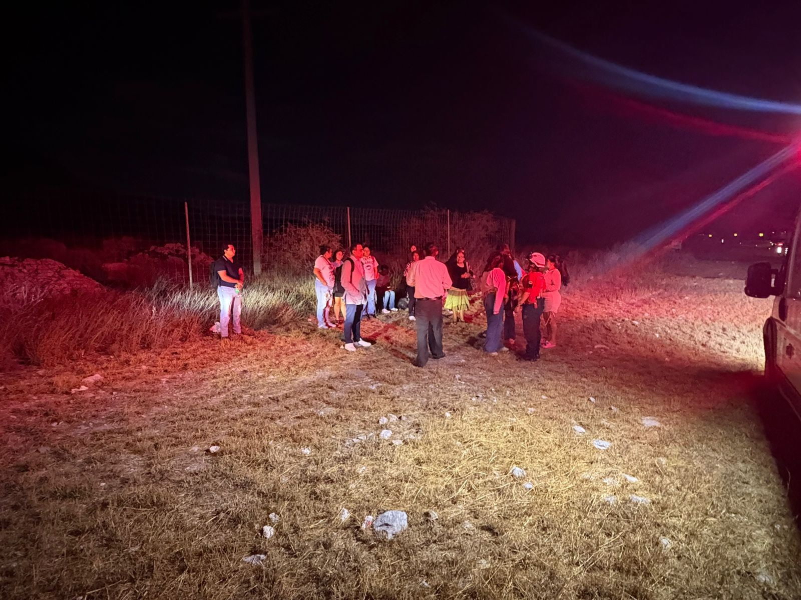 Choca tráiler con camión de pasajeros; lo saca del camino