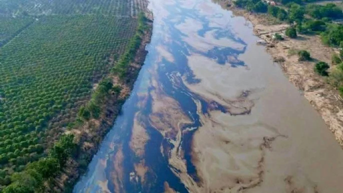Derrame de Pemex afecta 8 kilómetros del río Pantepec