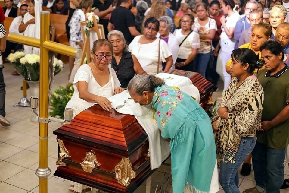 Despiden a sacerdote: ‘Ya son dos que nos matan’