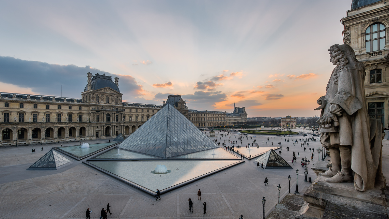 ‘Robo del siglo’ en museo de Louvre: Joyas valen 88 millones de euros… pero ‘no se pueden revender’