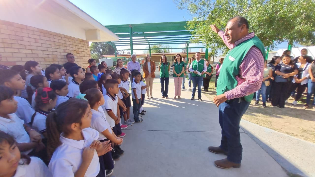 Cumple Manolo a alumnos de primaria de Sabinas