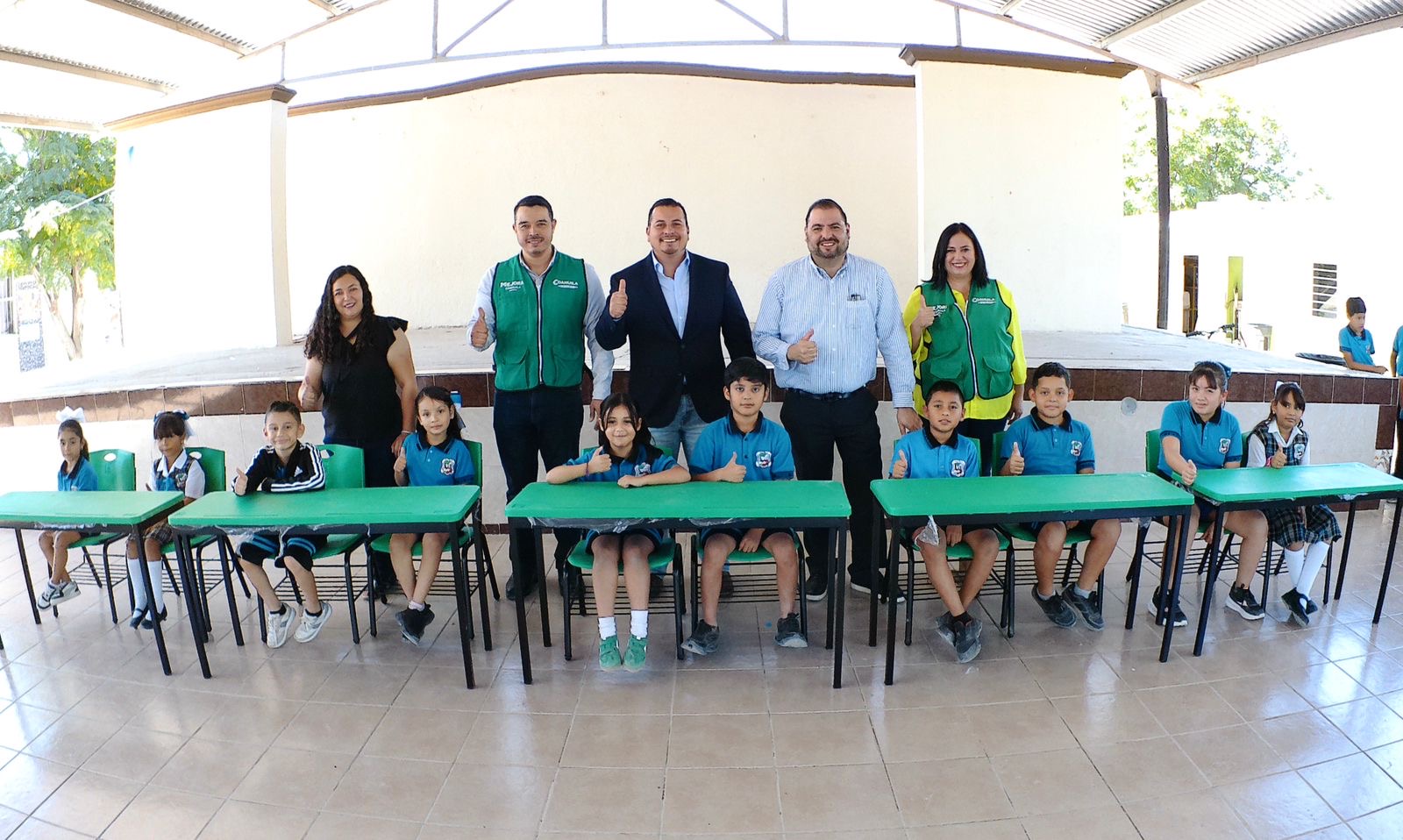 Entrega Mejora mobiliario a escuelas de San Buena