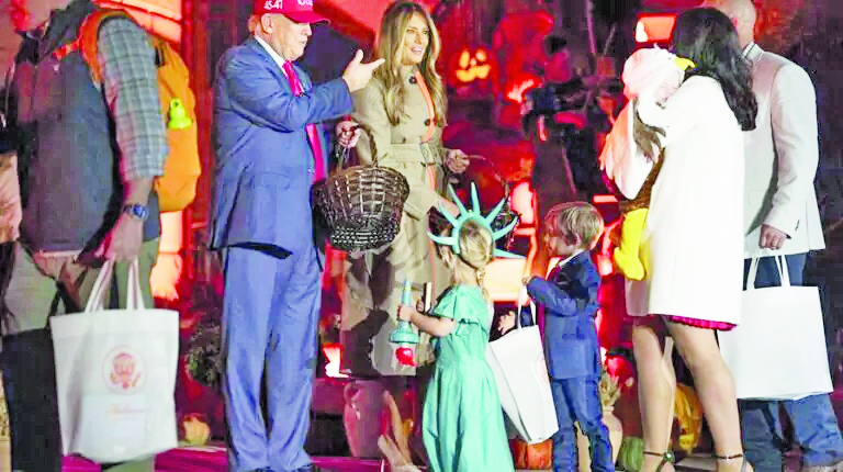 Reparten Trump y Melania dulces a niños en la Casa Blanca
