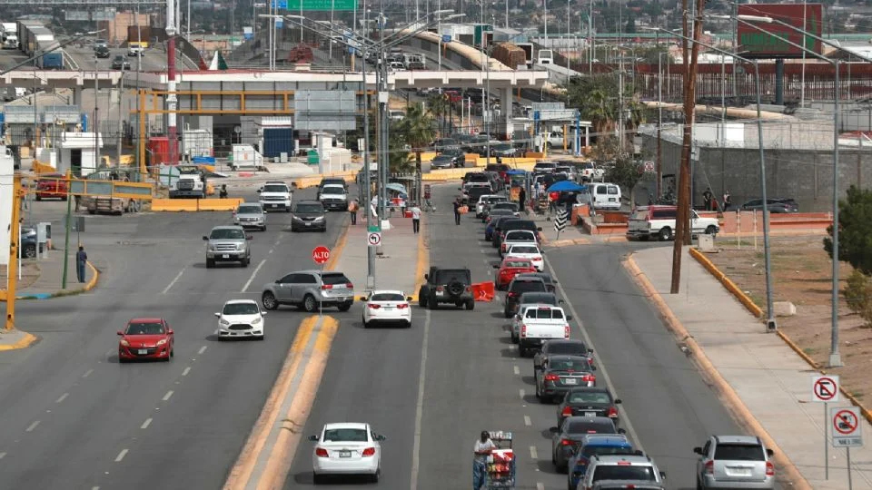 Cierre de gobierno en EU provoca filas de hasta 6 horas en la frontera